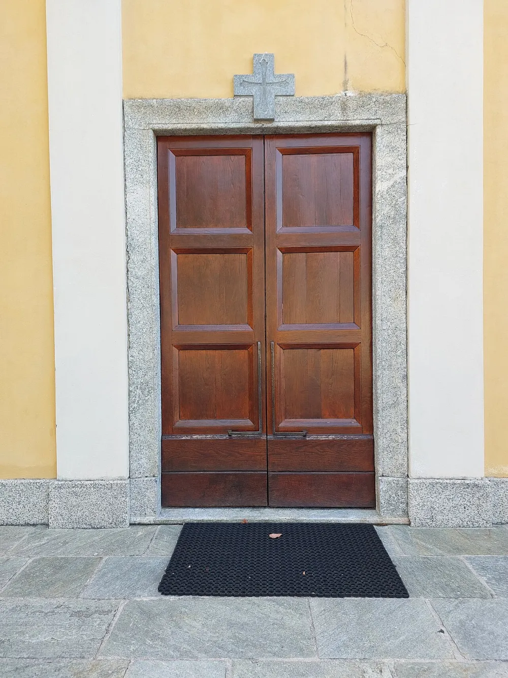 Chiesa dei Santi Pietro e Paolo (San Pietro Sovera, Carlazzo), Carlazzo — exterior