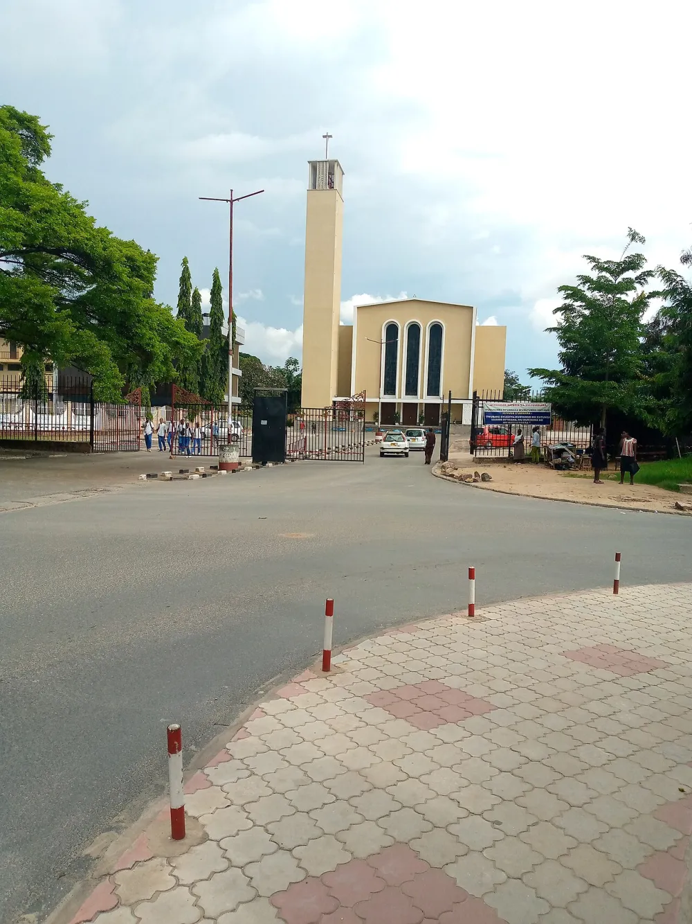 Cathédrale Regina Mundi (Bujumbura), Rohero 1 Bujumbura — exterior