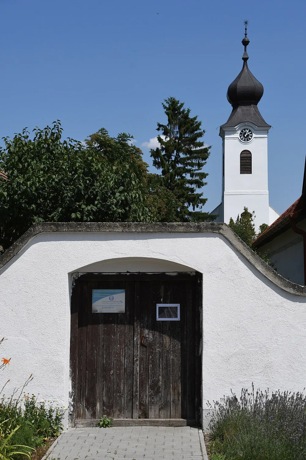 Szent Márton-templom, Csákberény — exterior