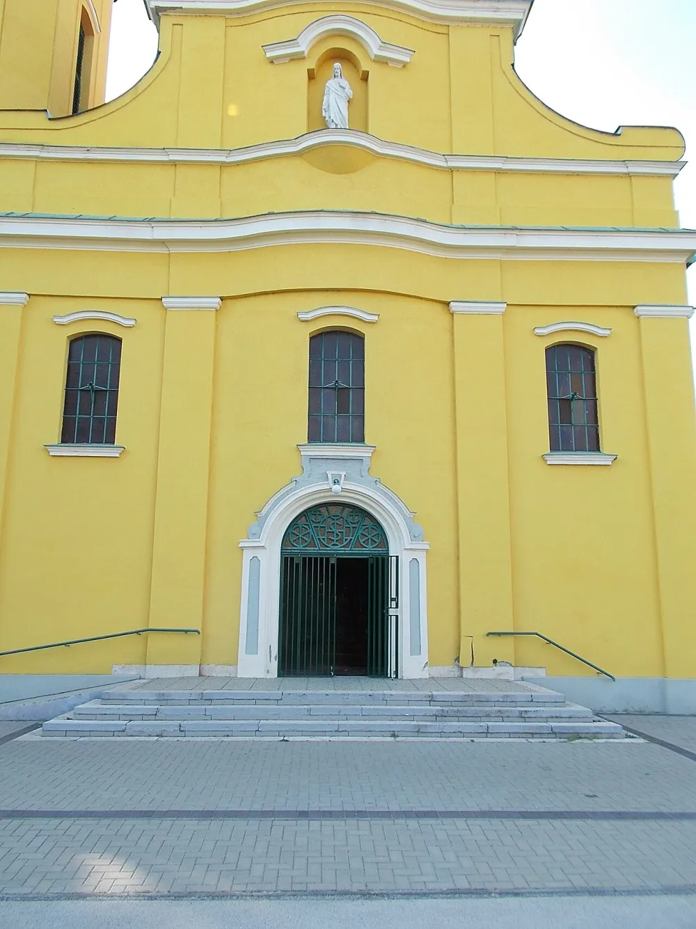 Jézus Szíve-templom, Ajka — exterior