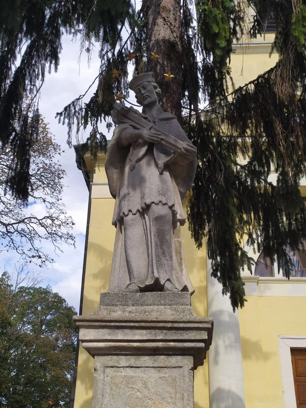 Farský kostol sv. Margity Antiochijskej, Šaľa — exterior