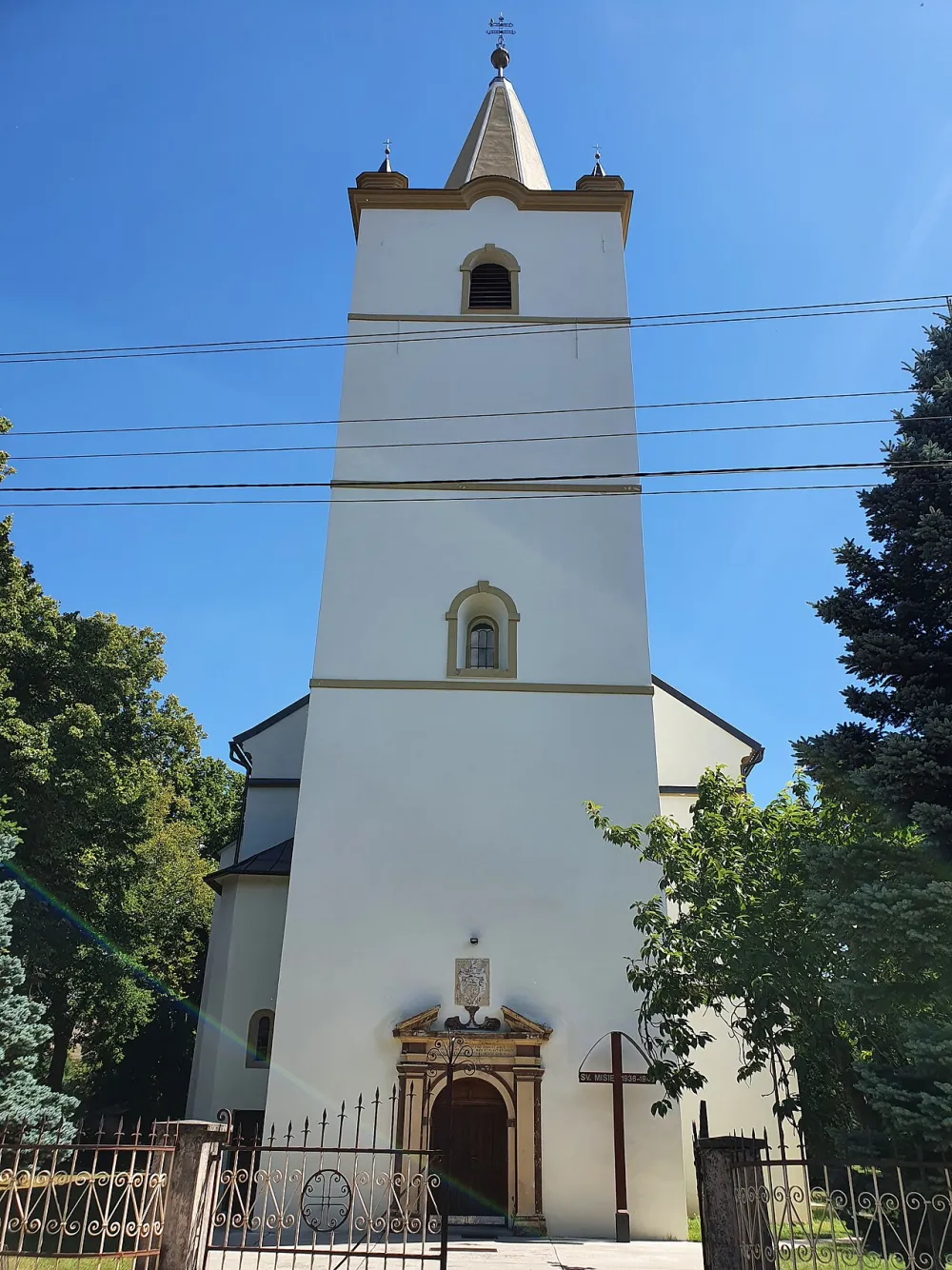 Farský kostol Panny Márie Nanebovzatej, Sobotište — exterior