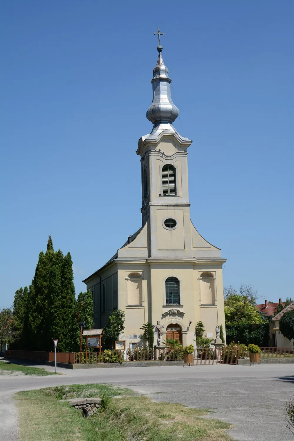 Magyarok Nagyasszonya templom, Dunapataj — exterior
