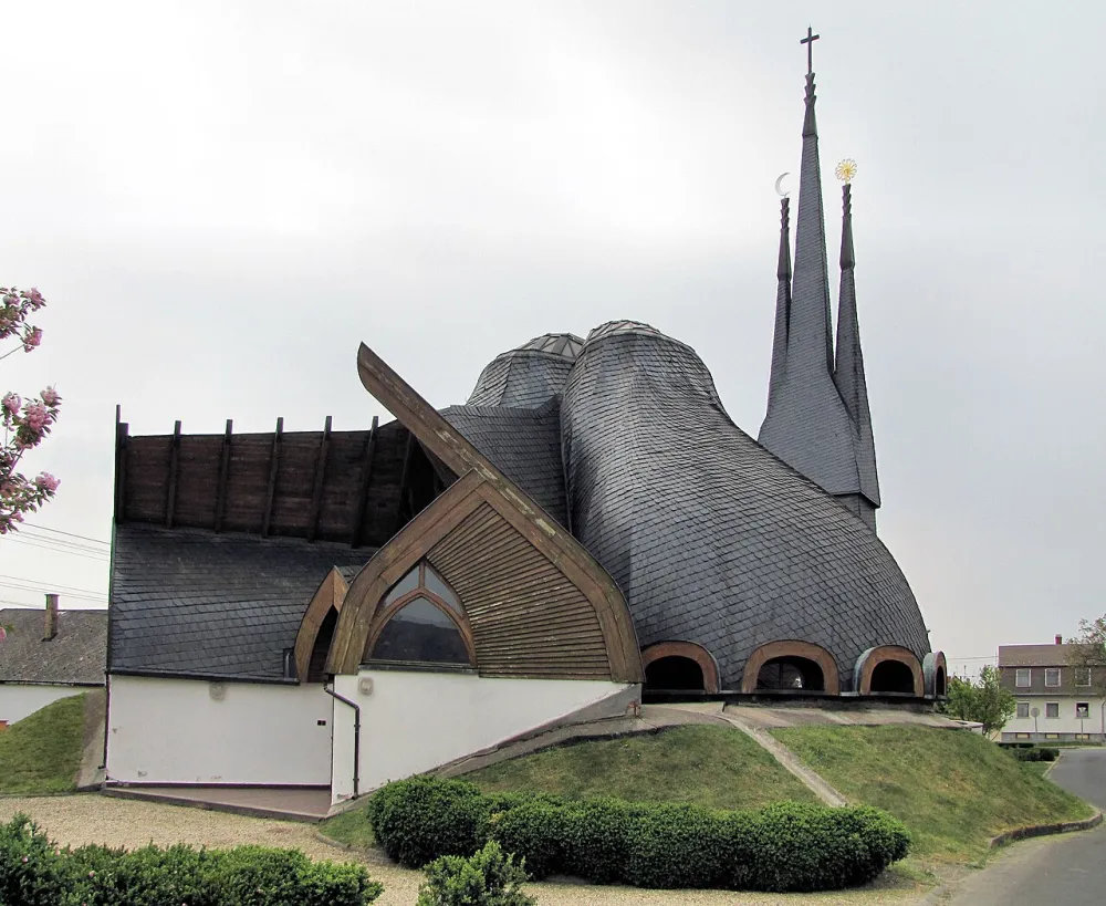 Makovecz templom, Paks — exterior