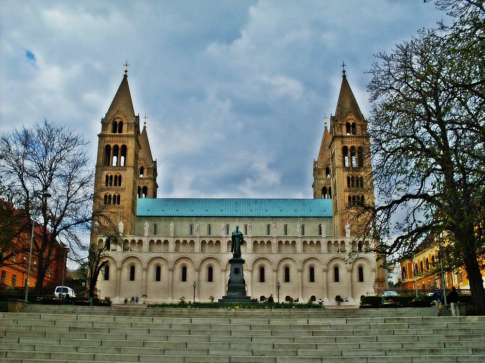 Pécsi Bazilika (Cathedral of Ss Peter & Paul Pecs), Dóm tér 3. — exterior