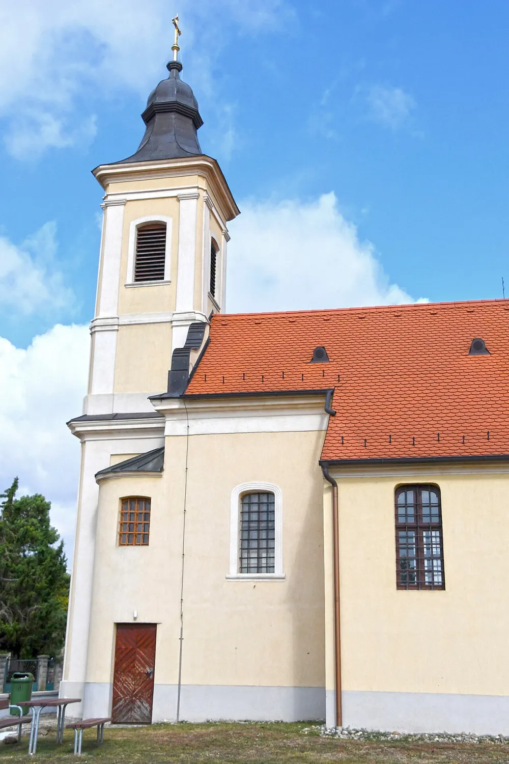 Nepomuki Szent János templom, Tápszentmiklós — exterior