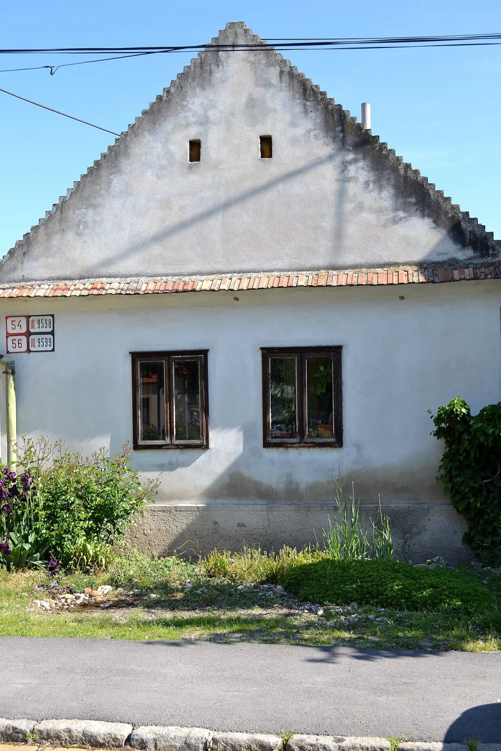 Farský kostol Sedembolestnej Panny Márie (Vajnory), Bratislava — exterior
