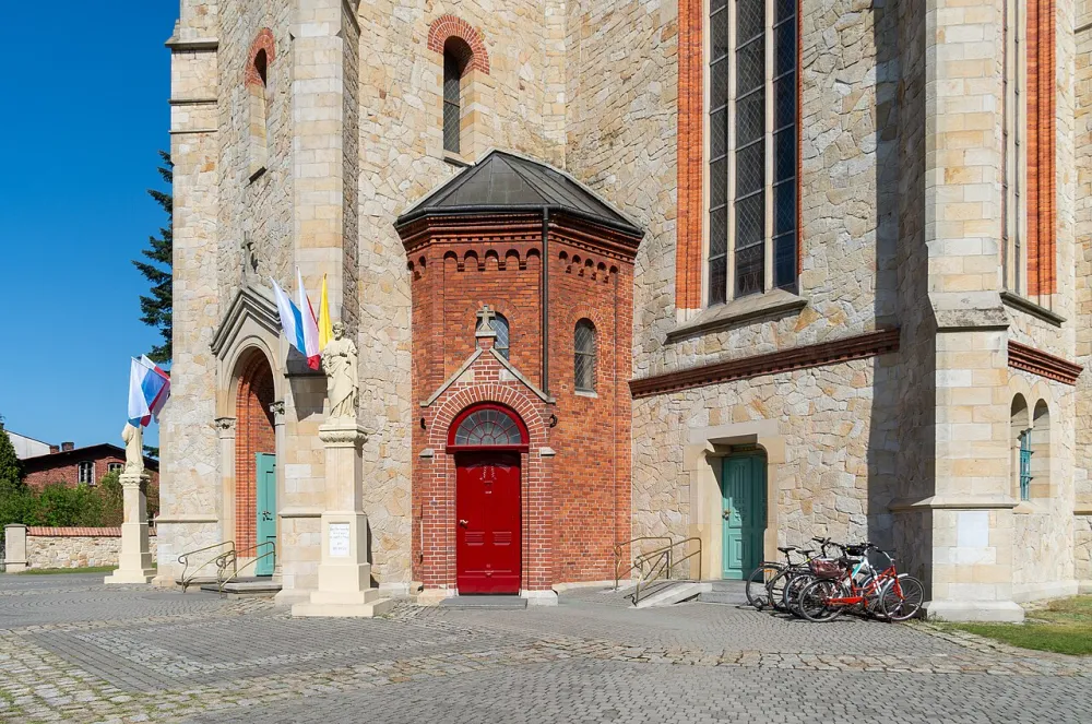 Św. Apostołów Piotra i Pawła, Orzesze, Orzesze — exterior