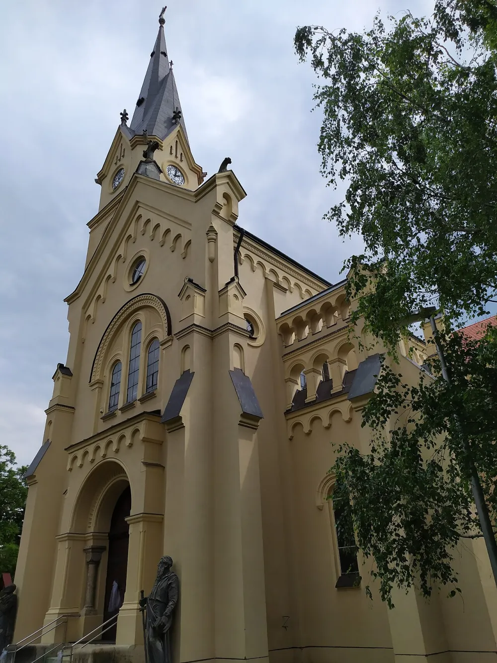 Farský kostol nanebovzatia Panny Márie, Vráble — exterior