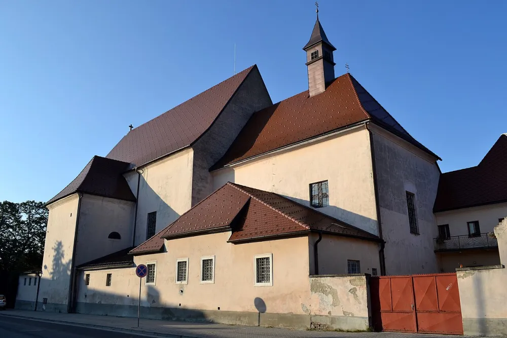 Farský kostol nanebovzatia Panny Márie , Pezinok — exterior