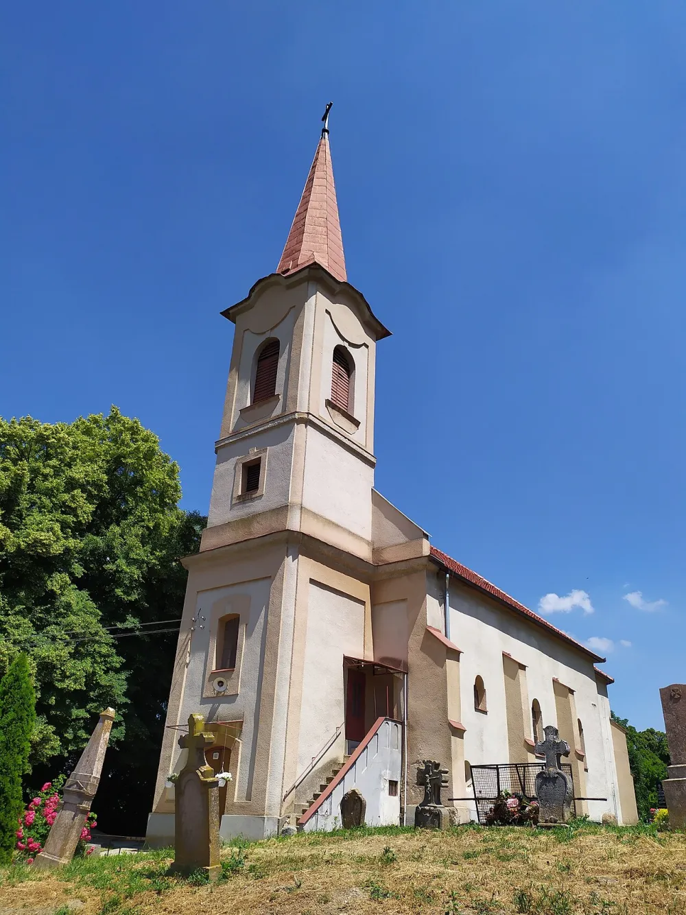 Farský kostol sv. Alžbety, Dubník — exterior