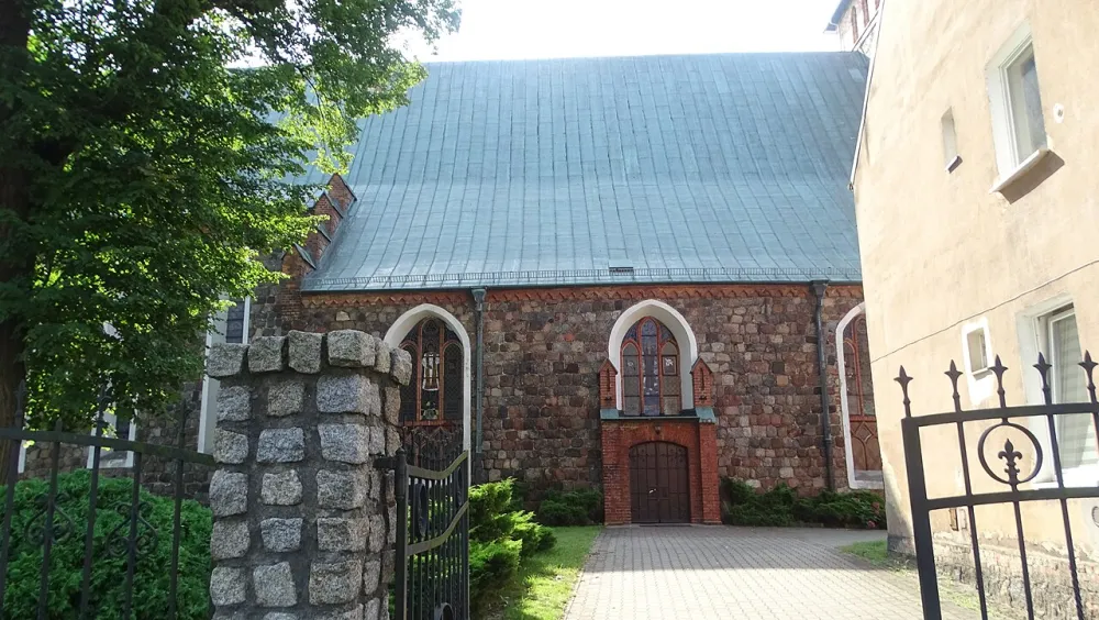 Matki Boskiej Wspomożenia Wiernych, Banie, Banie — exterior