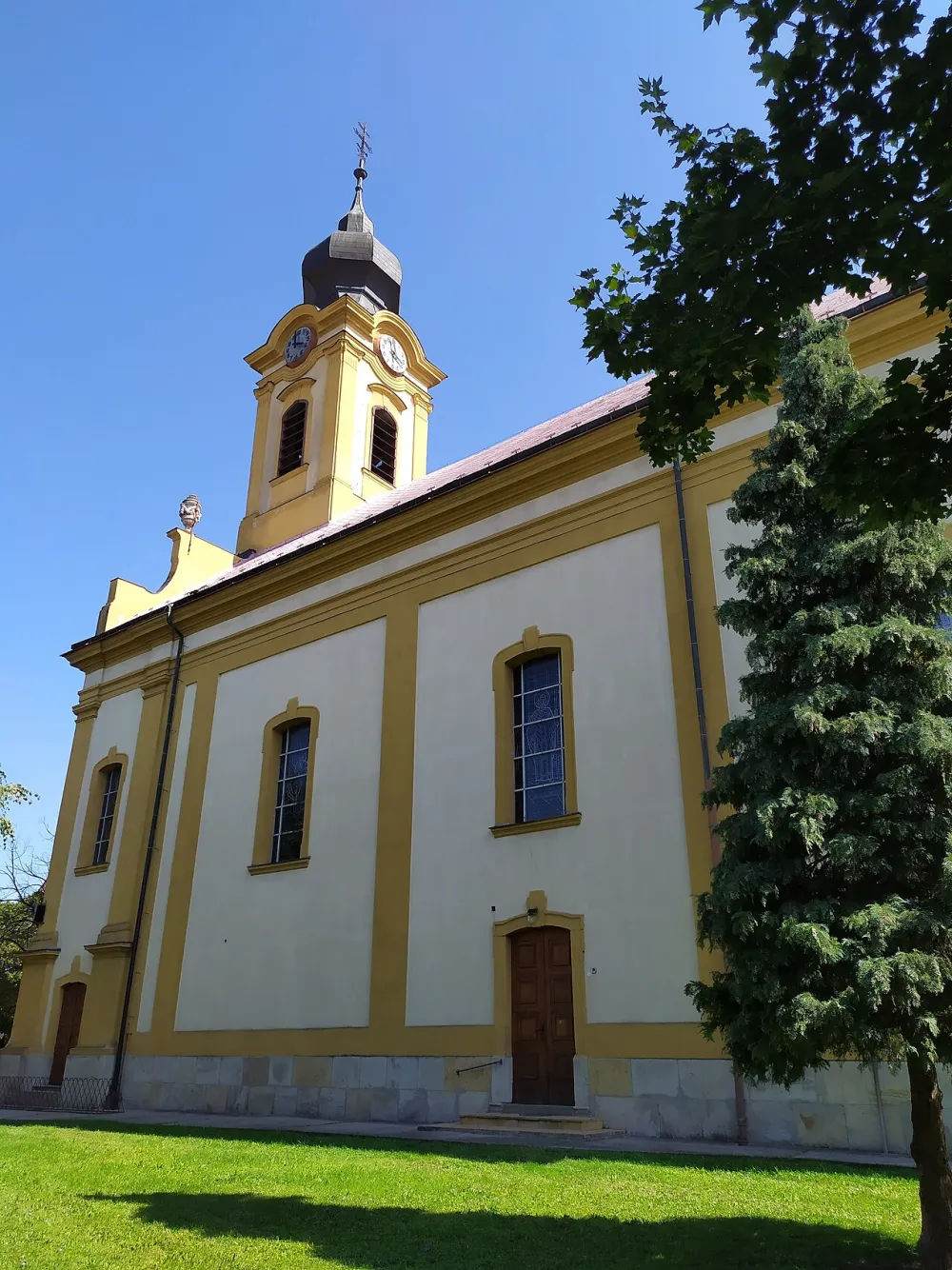 Farský kostol sv. Jána Krstiteľa, Sereď — exterior
