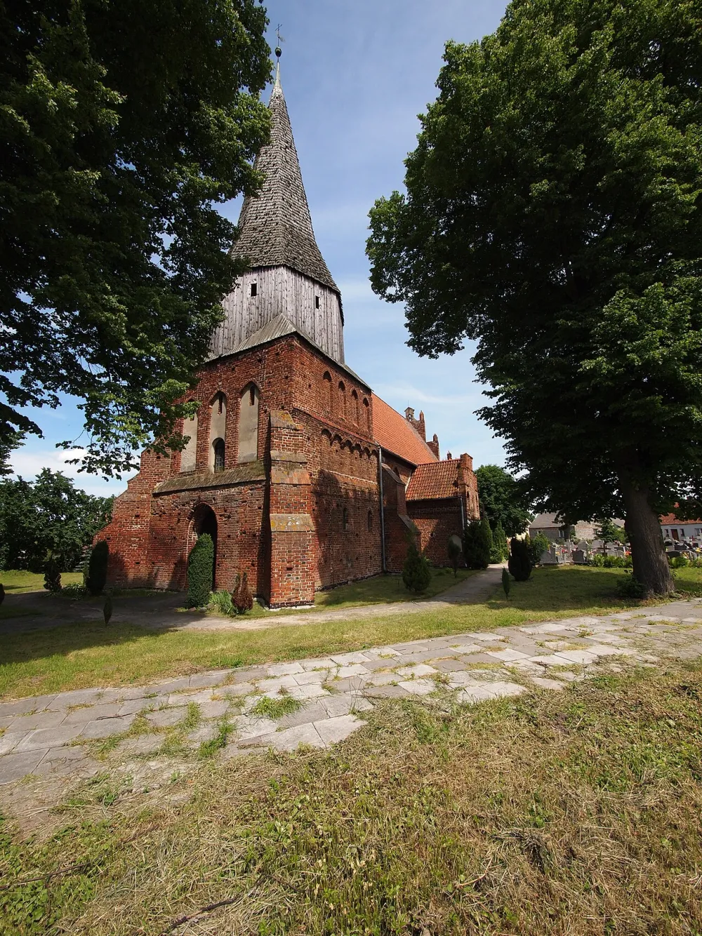 św. Apostołów Piotra i Pawła i sanktuarium bł. Doroty, Mątowy Wielkie, Mątowy Wielkie — exterior