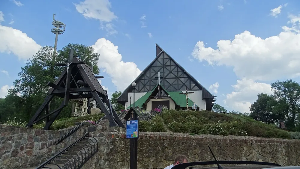 Matki Bożej Nadodrzańskiej Królowej Pokoju , Siekierki, Siekierki — exterior