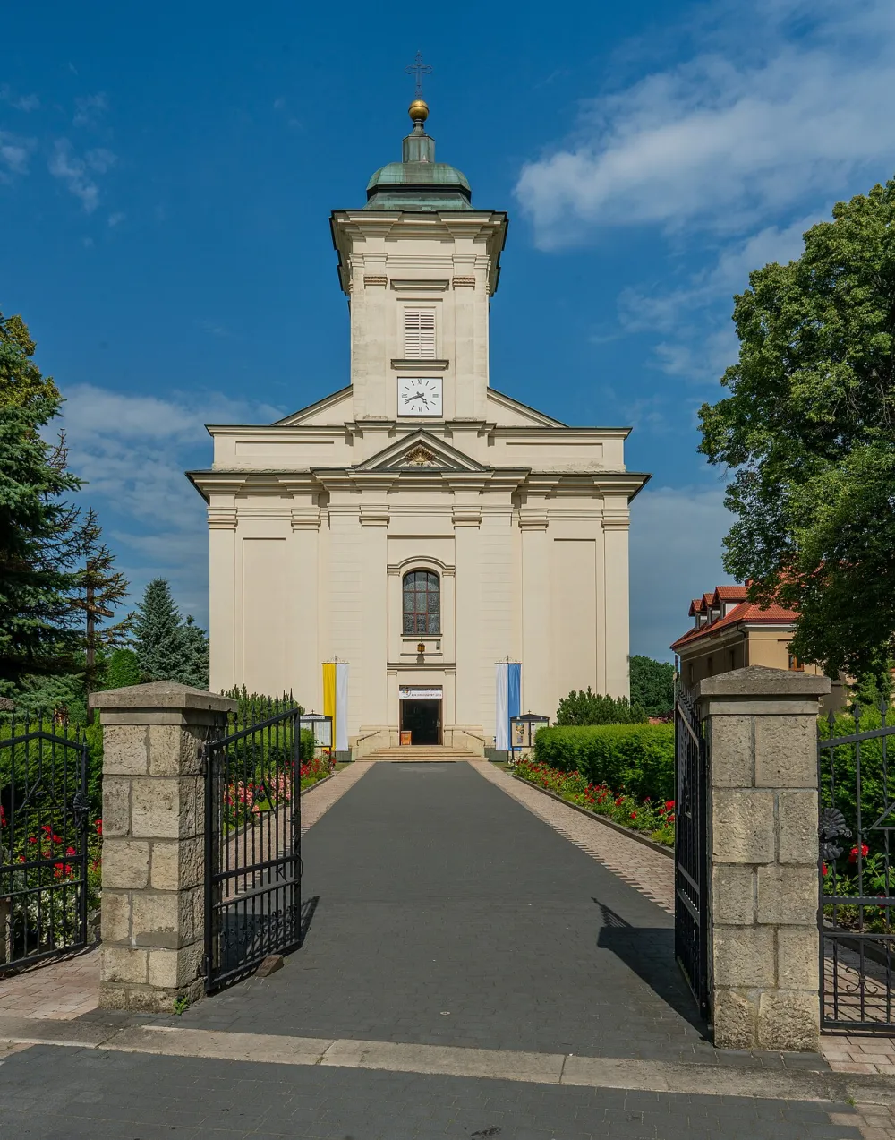Przenajświętszej Trójcy, Bobrek, Bobrek — exterior