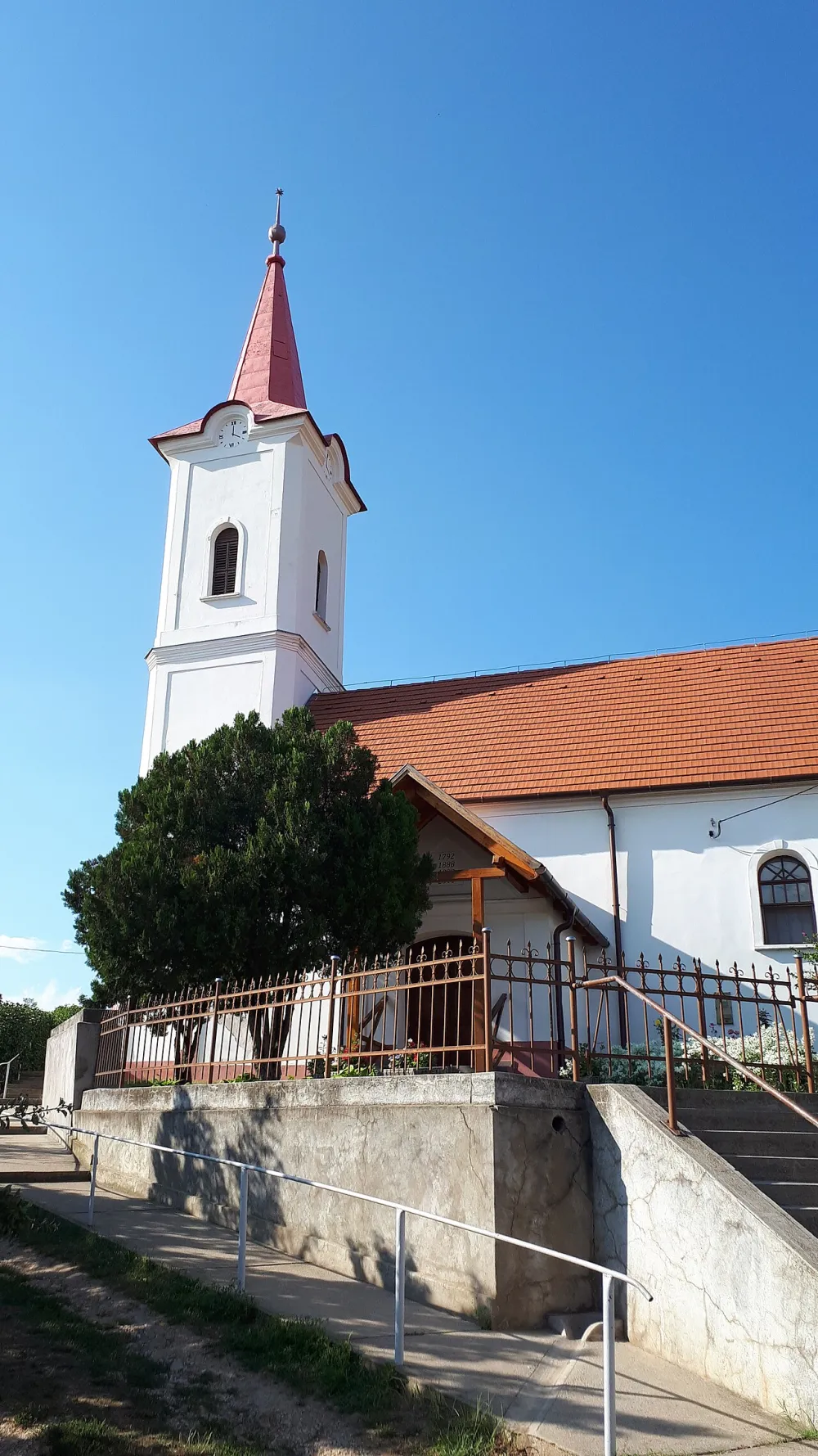Szűz Mária neve-templom, Szendrőlád — exterior