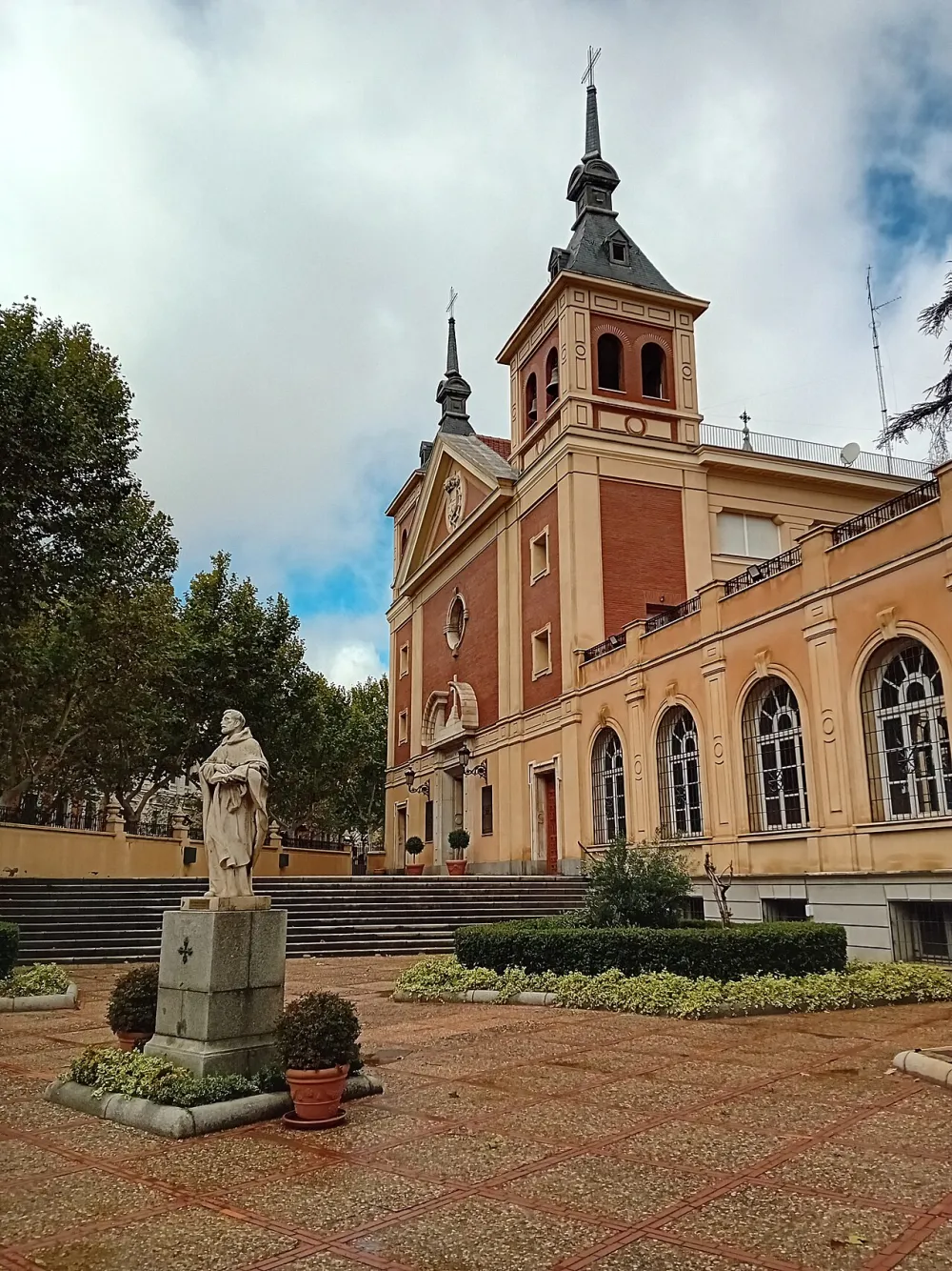Real Basílica de Nuestra Señora de Atocha, Madrid — exterior