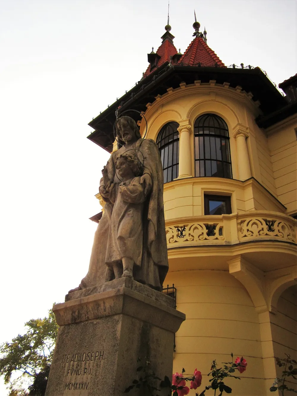 Kaplnka Najsvätejšieho Srdca Ježišovho (Prievoz, kaštieľ), Bratislava — exterior