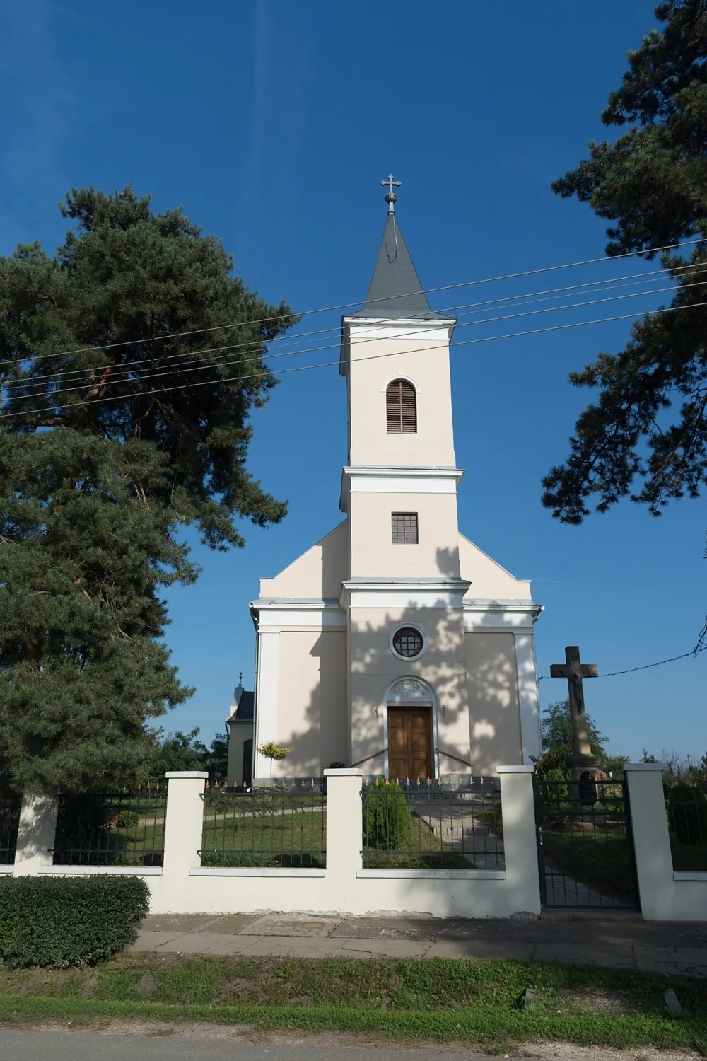 Szent Mihály főangyal templom, Tiszagyenda — exterior