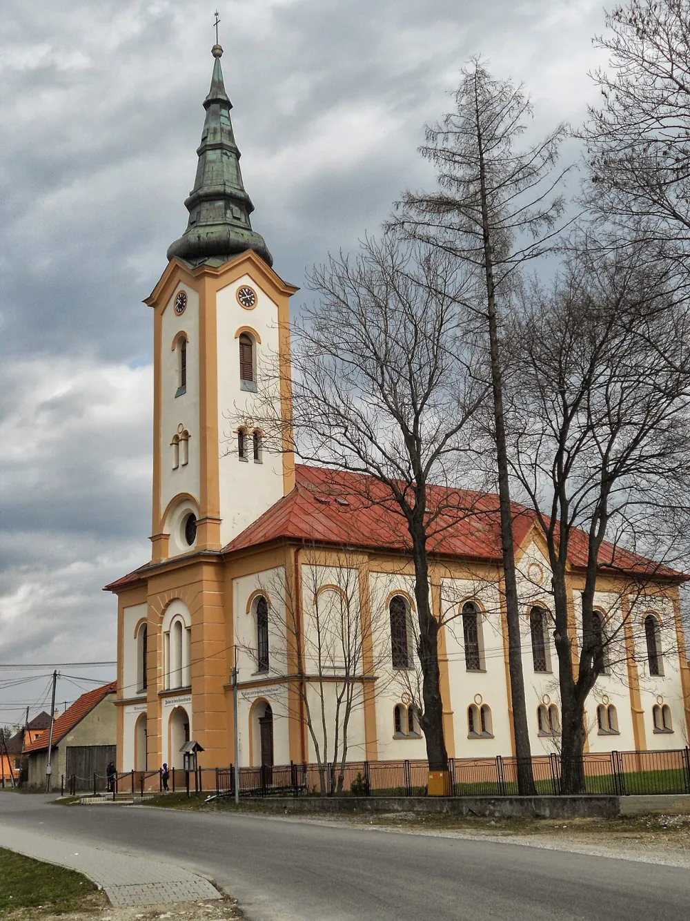 Farský kostol troch kráľov, Važec — exterior