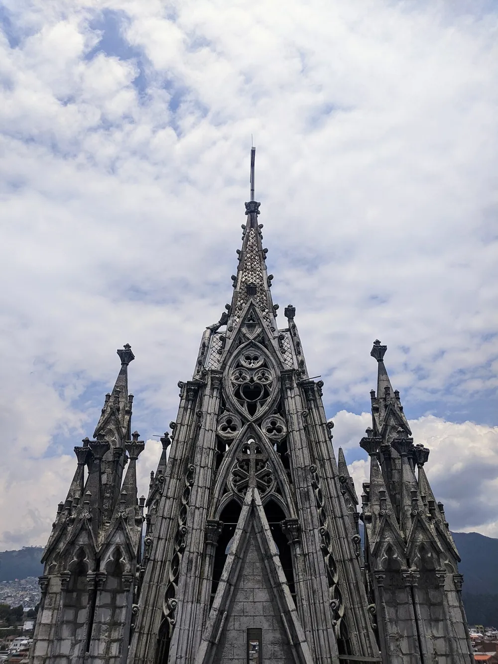 Basílica del Voto Nacional, Quito — exterior