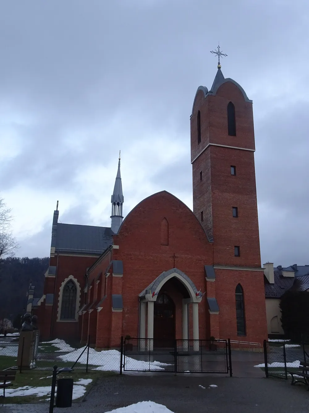 Najświętszej Maryi Panny Królowej Polski, Ustrzyki Dolne, Ustrzyki Dolne — exterior