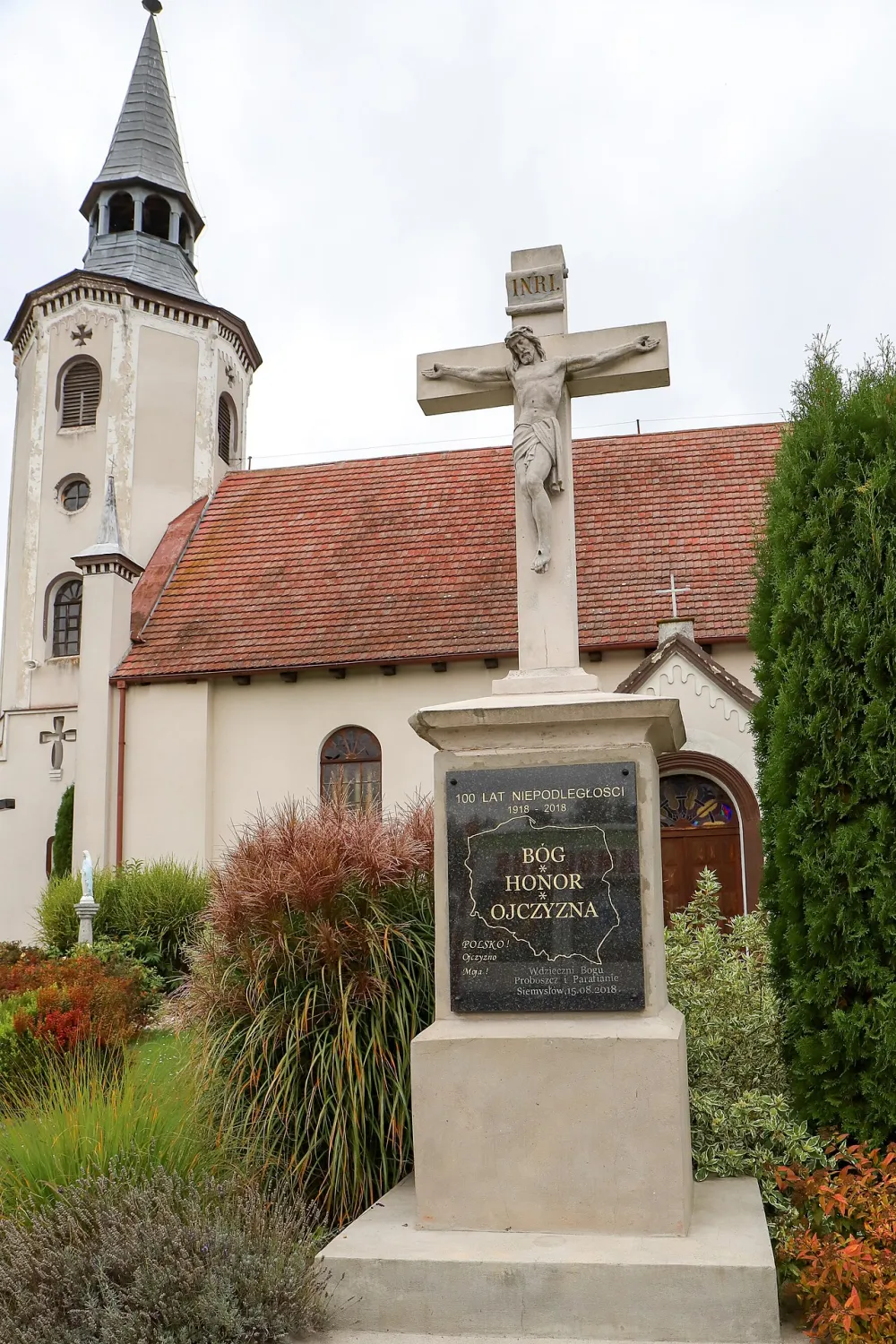 Narodzenia Najświętszej Maryi Panny, Siemysłów, Siemysłów — exterior