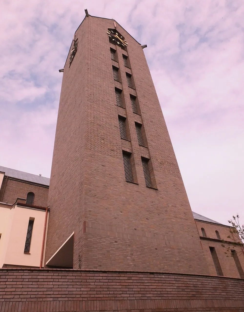 Zesłania Ducha Świętego na Słodowcu, Warszawa, Warszawa — exterior
