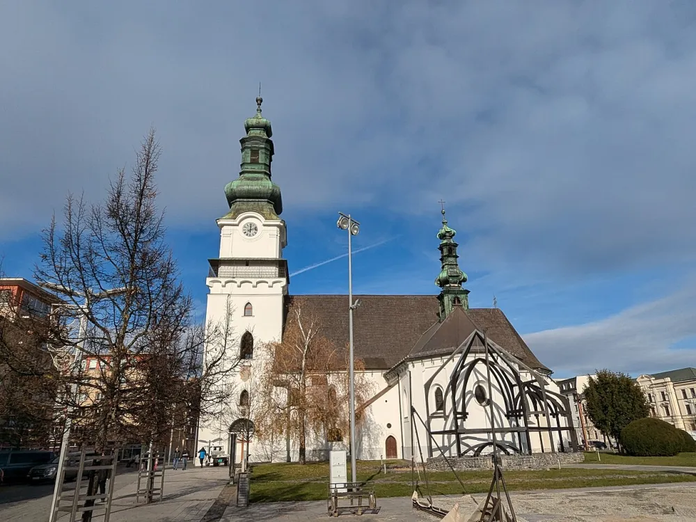 Farský kostol sv. Alžbety, Zvolen — exterior