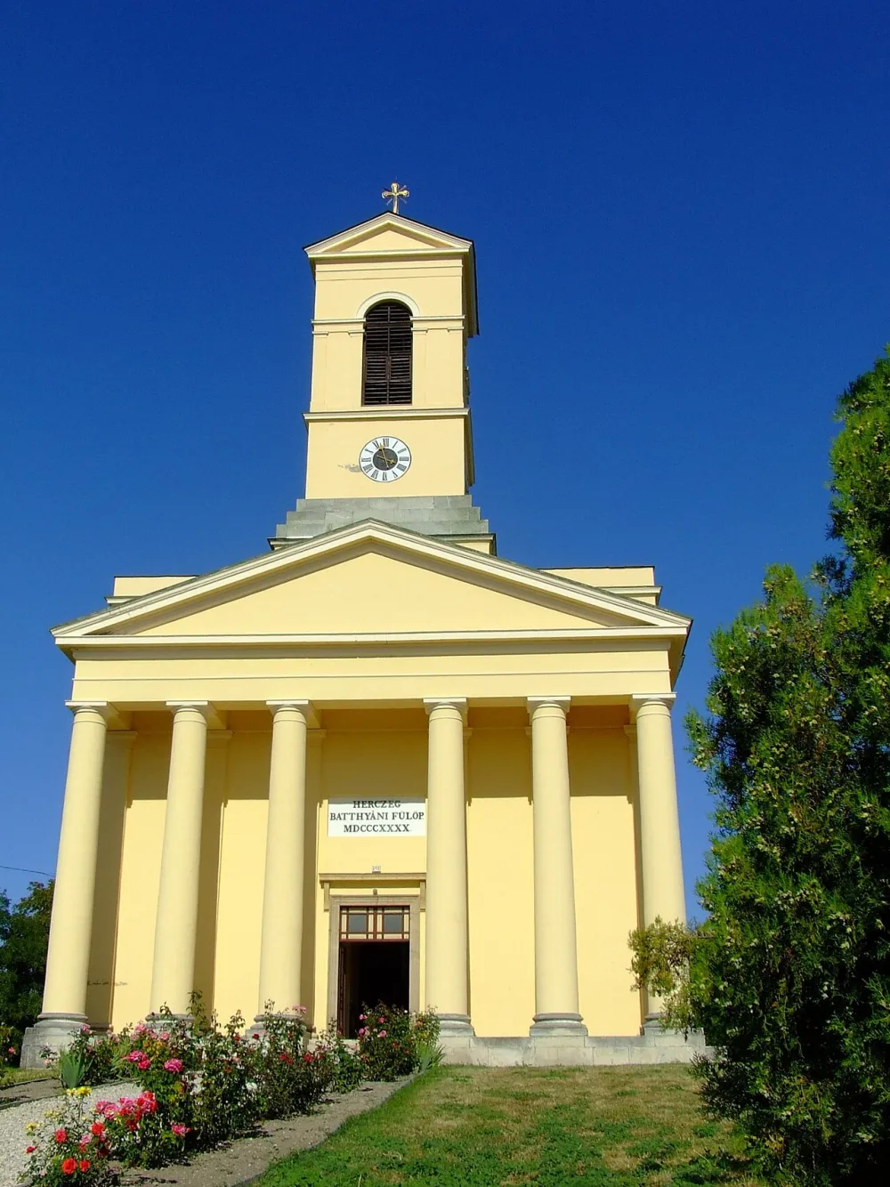 Nepomuki Szent János-templom, Enying — exterior