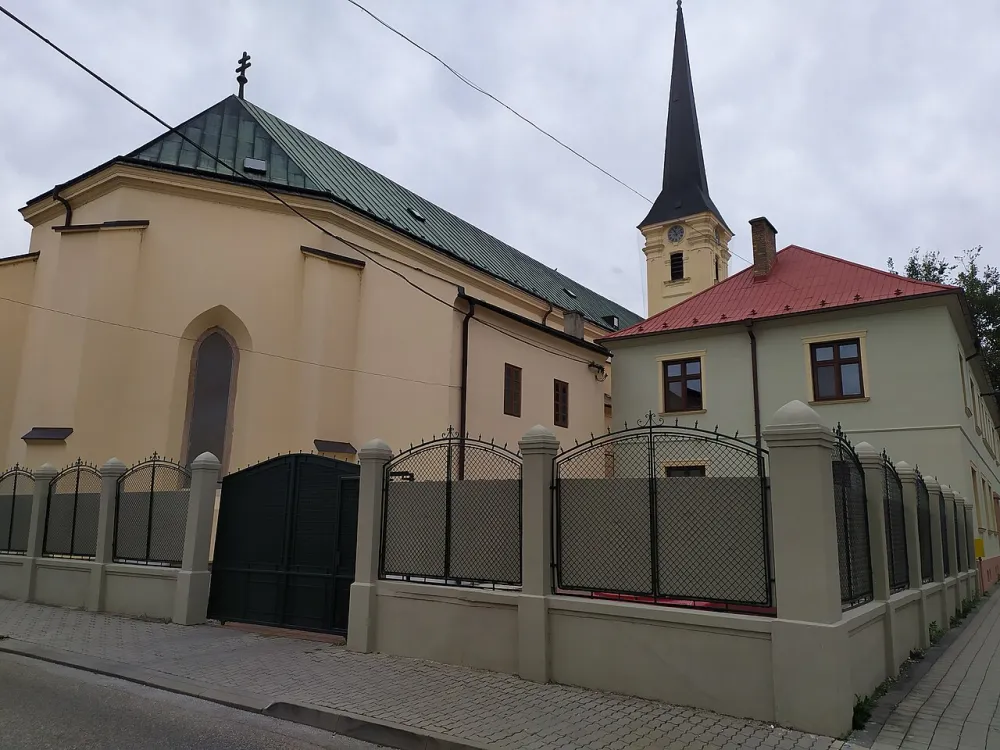 Farský kostol povýšenia Svätého kríža, Nové Zámky — exterior