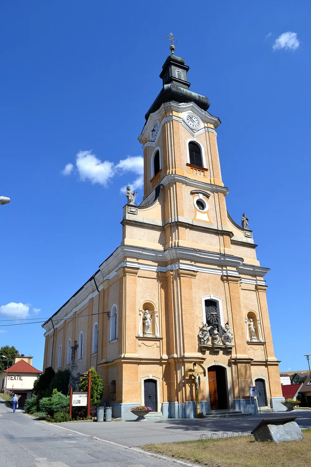 Farský kostol Najsvätejšej Trojice, Chtelnica — exterior
