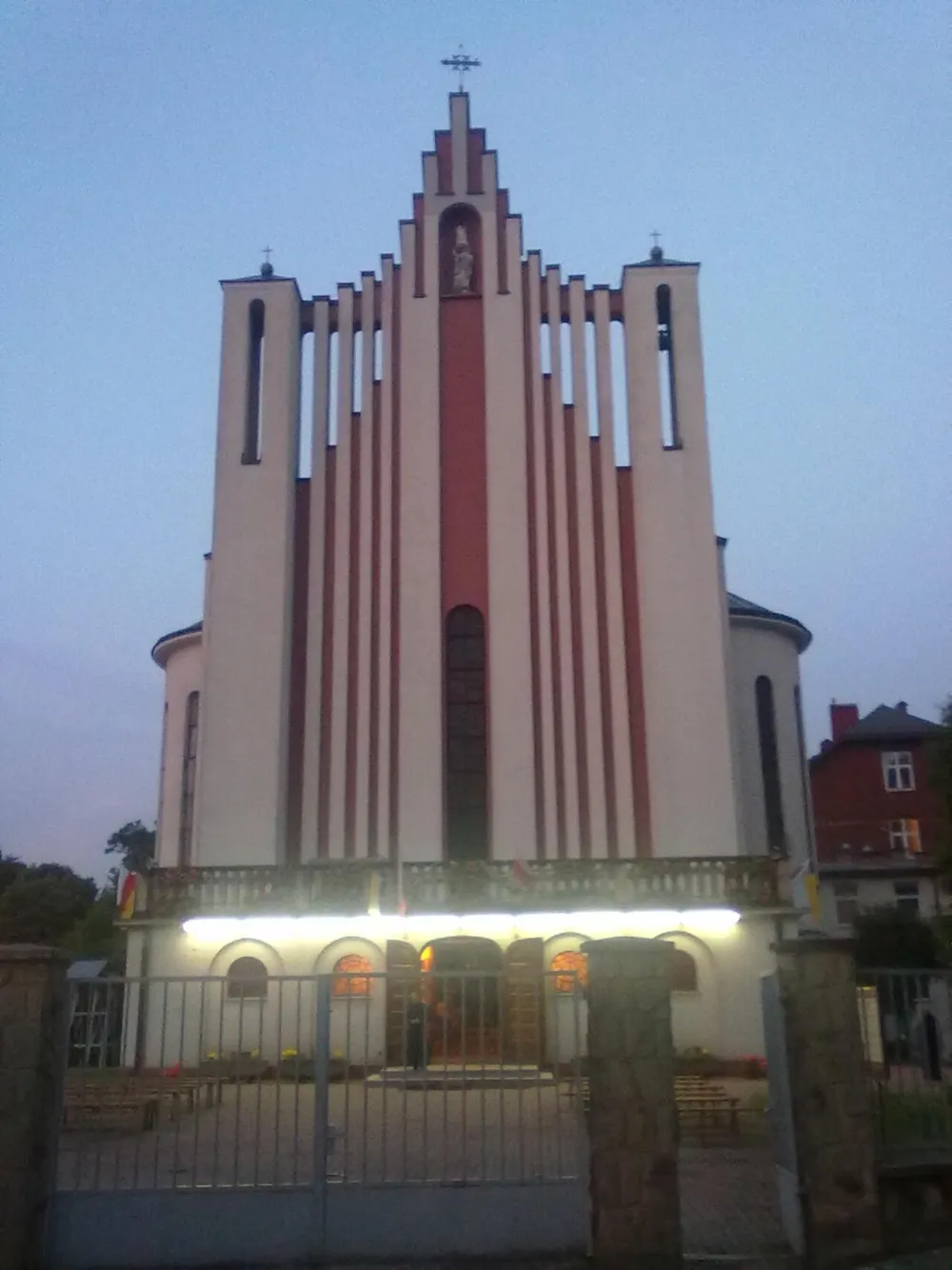 Matki Bożej Saletyńskiej, Dębowiec, Dębowiec — exterior