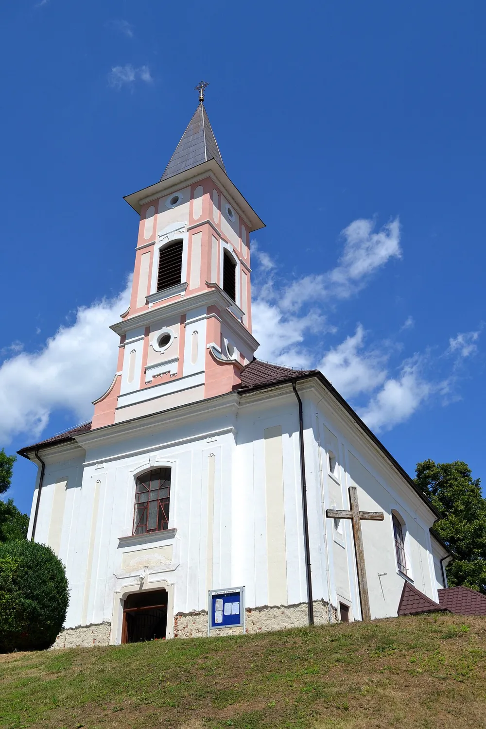 Farský kostol zoslania Ducha Svätého, Uhrovec — exterior