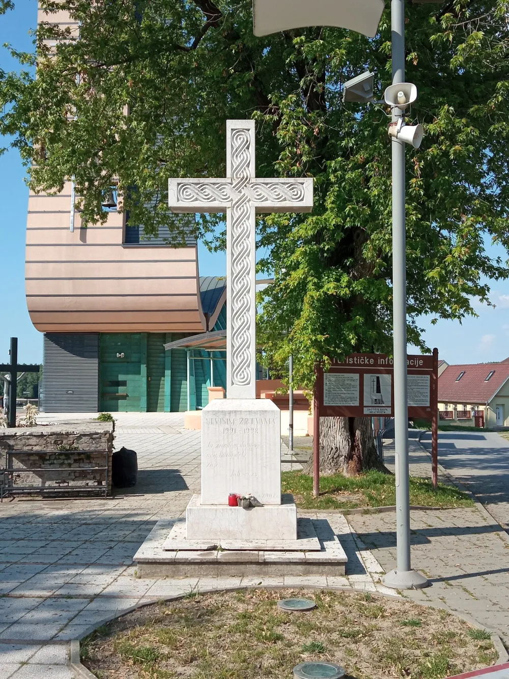 Svetište Gospe od Utočišta, Aljmaš — exterior