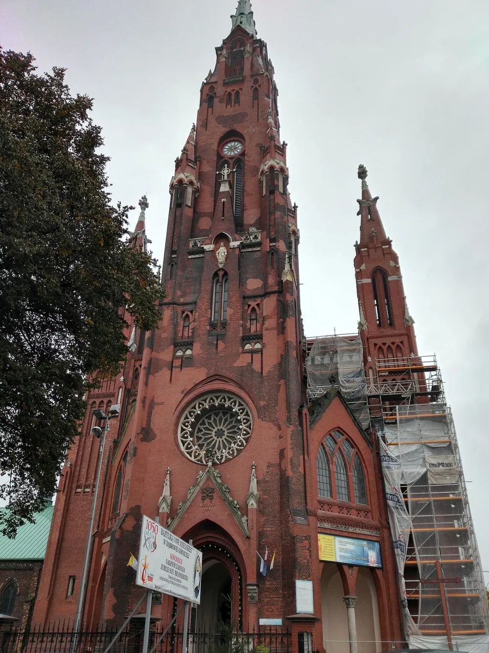 Najświętszej Maryi Panny Anielskiej, Dąbrowa Górnicza, Dąbrowa Górnicza — exterior