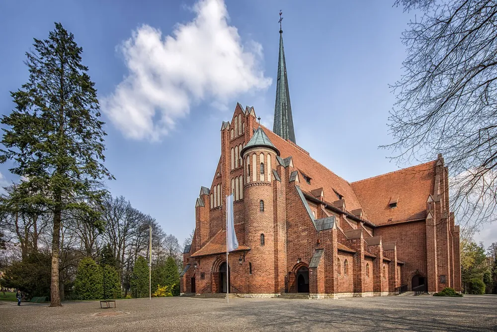 Najświętszej Maryi Panny Wspomożenia Wiernych, Kluczbork, Kluczbork — exterior