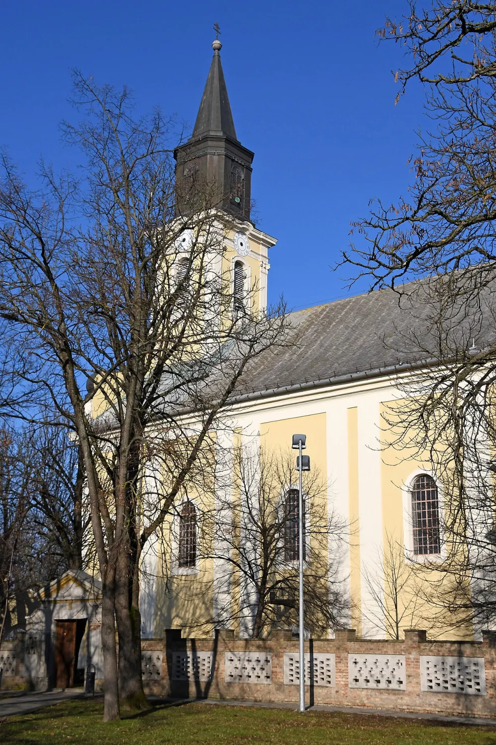 Belvárosi templom, Makó — exterior