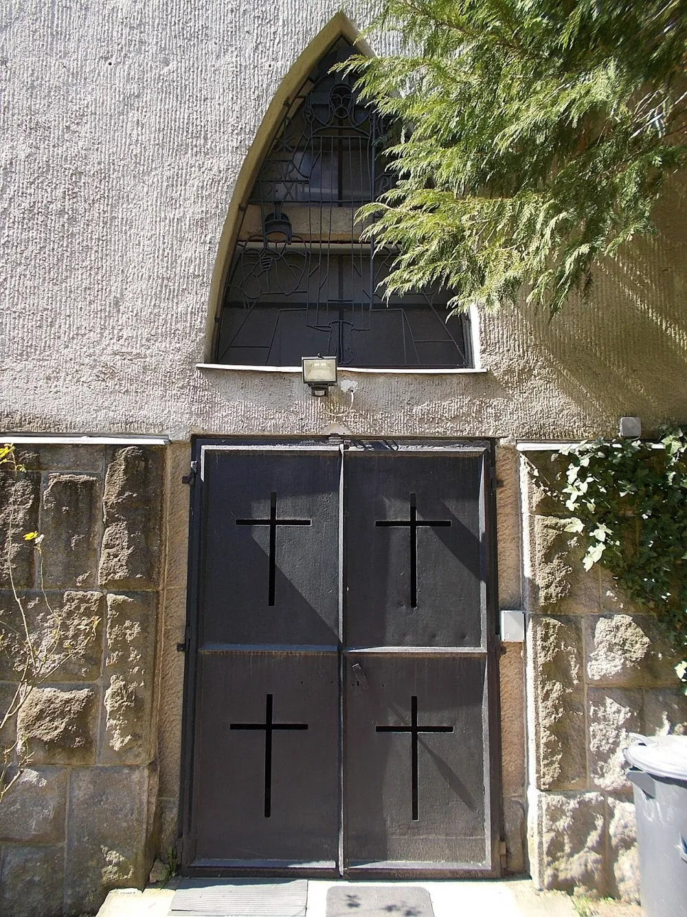 Remetekertvárosi Szentlélek templom, Budapest — exterior