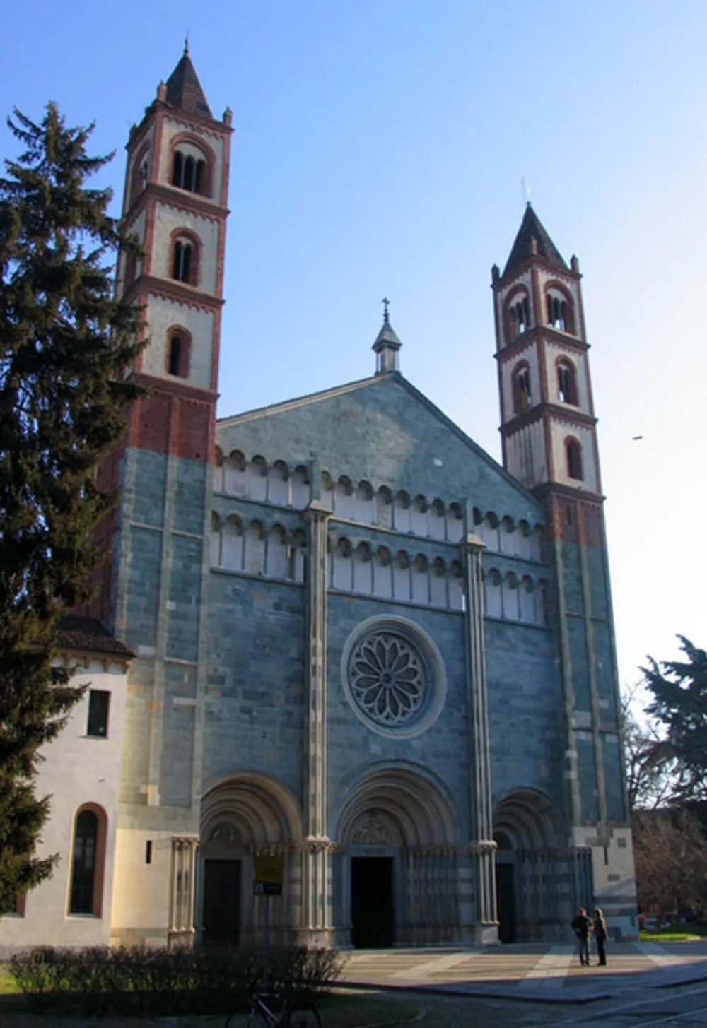 Abbazia (Basilica) di Sant'Andrea, Vercelli — exterior