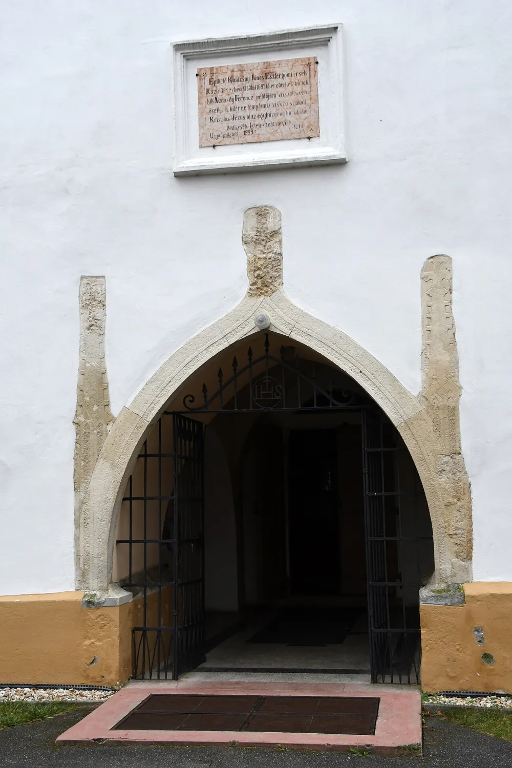 Szent Miklós-templom, Csepreg — exterior