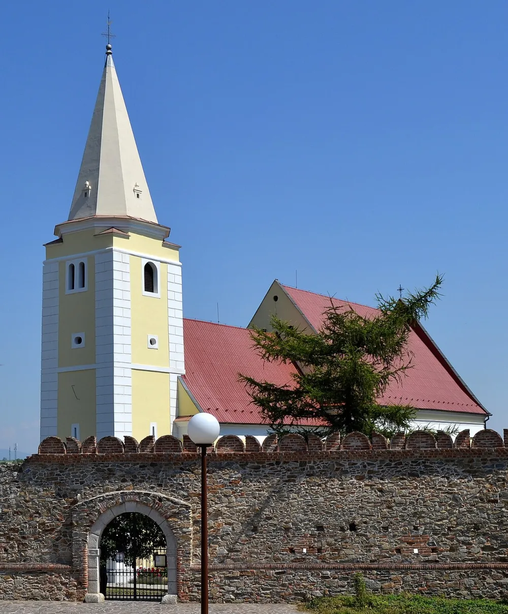 Farský kostol sv. Anny, Šenkvice — exterior