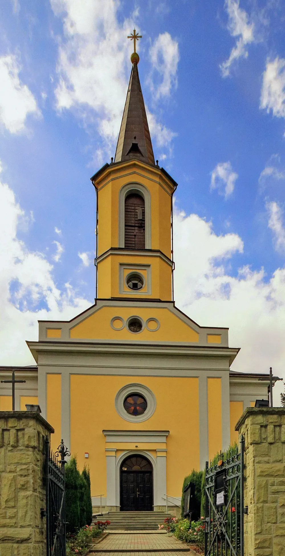 Św. Małgorzaty, Dębowiec, Dębowiec — exterior