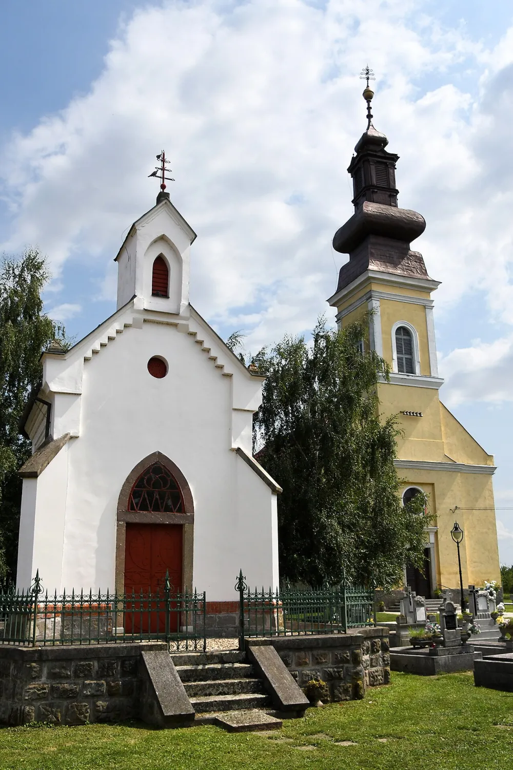 Rózsafüzér királynéja templom, Sajópetri — exterior