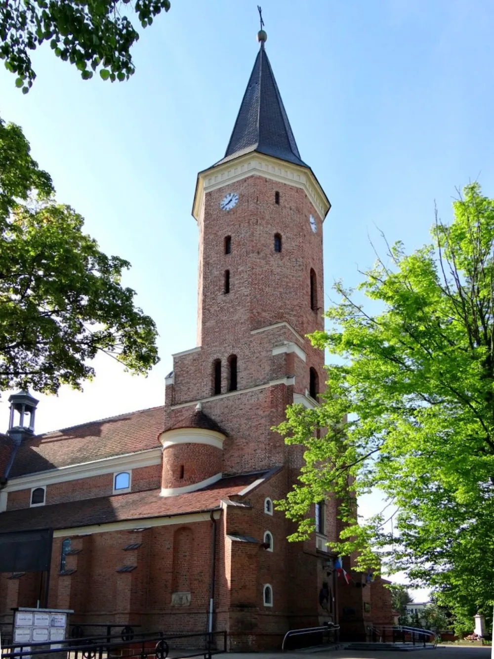 Św. Mateusza Apostoła i Św. Wawrzyńca Męczennika, Pabianice, Pabianice — exterior