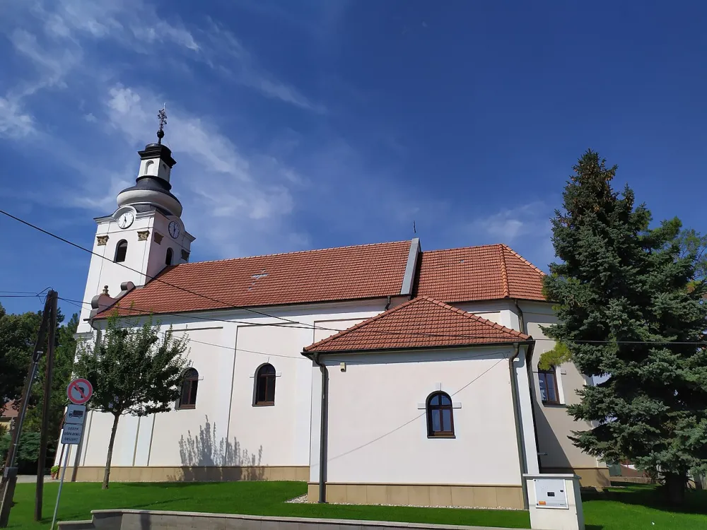 Farský kostol sv. Ladislava, Pusté Úľany — exterior