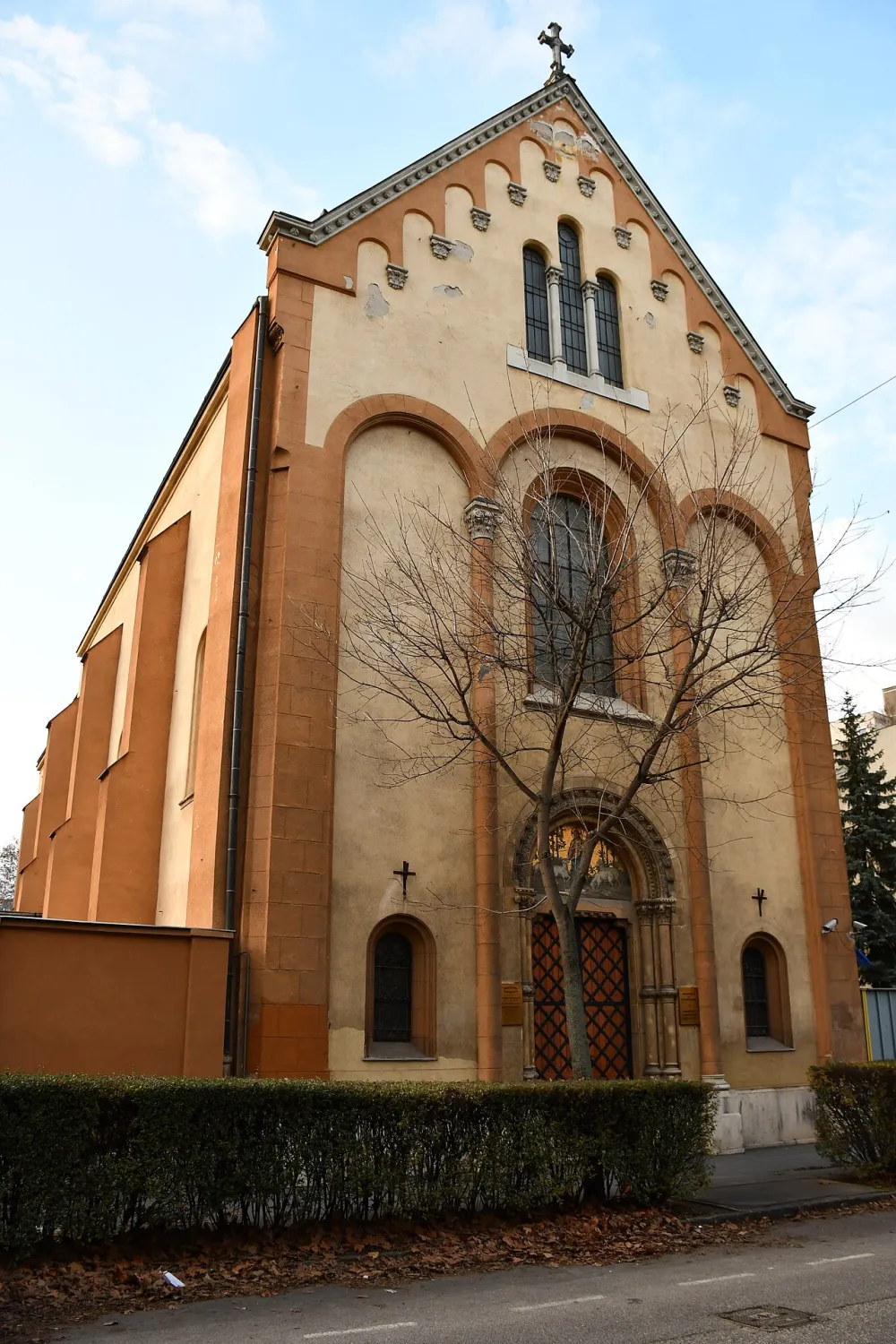 Jó Pásztor Nővérek óbudai temploma, Budapest — exterior
