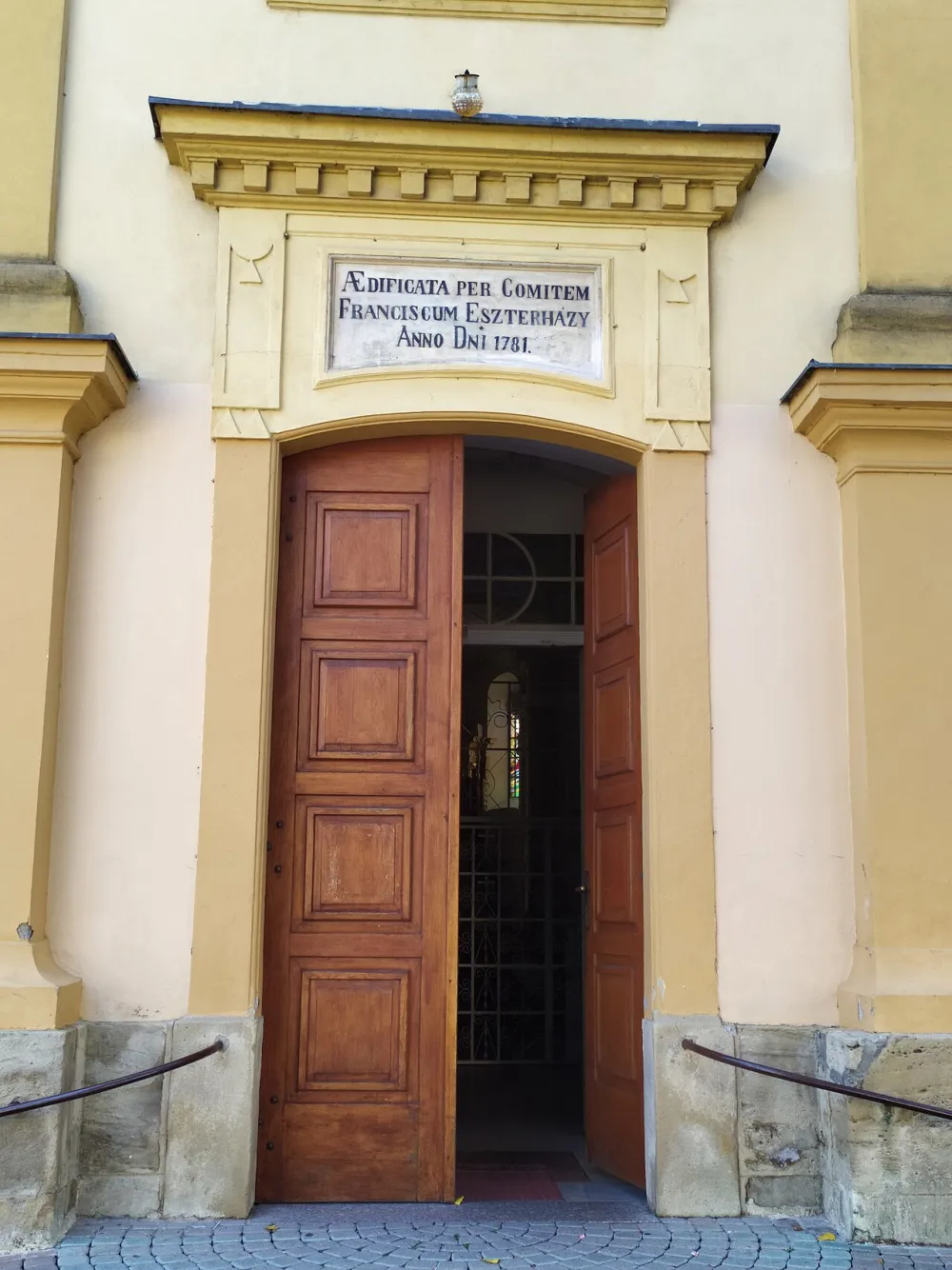 Farský kostol sv. Jána Krstiteľa, Sereď — exterior