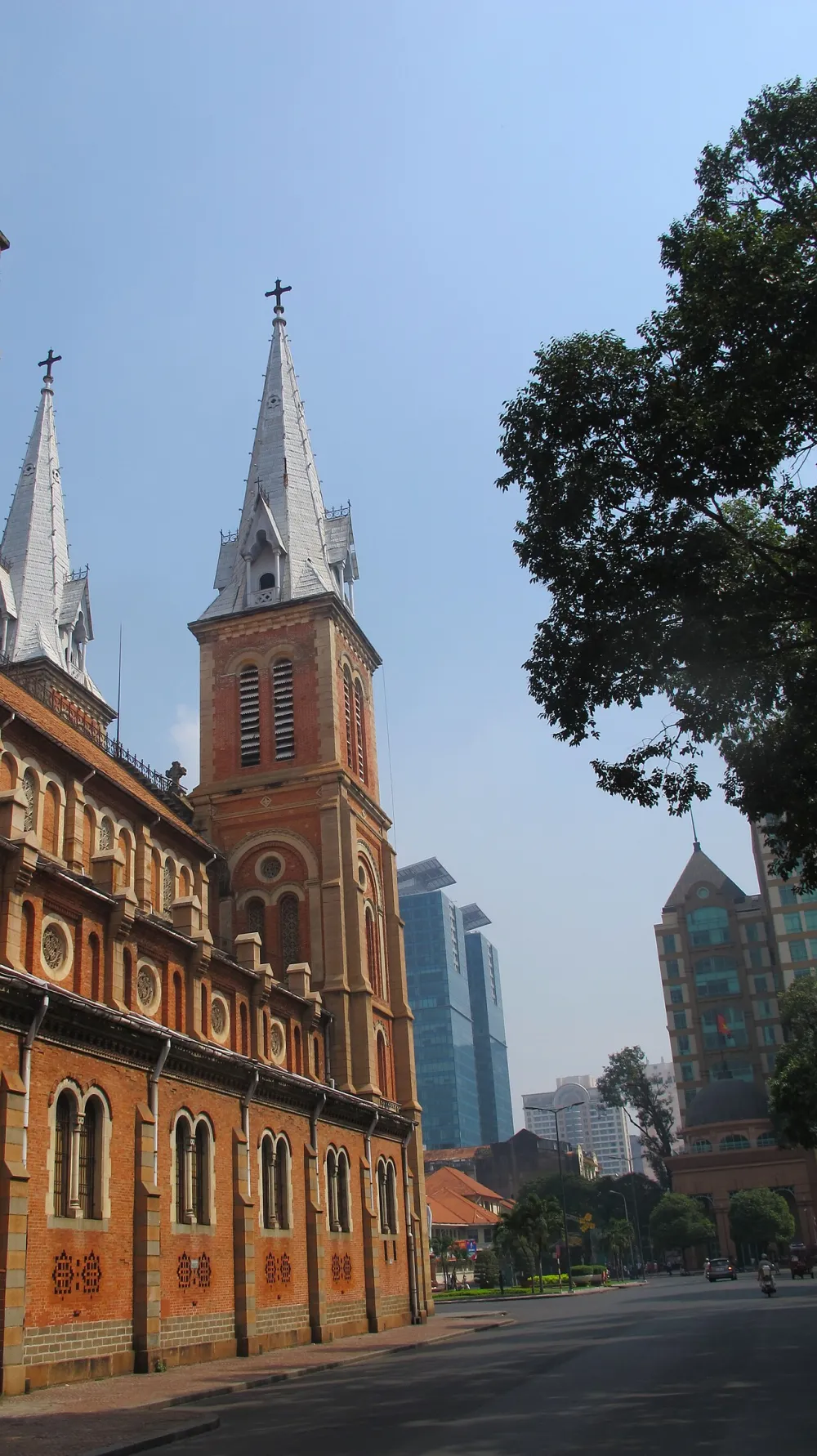 Nhà thờ chính tòa Đức Bà (Cathedral of the Immaculate Conception), P.Bến Nghé — exterior